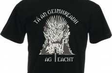 Show your love for Game of Thrones as Gaeilge in this amazing t-shirt