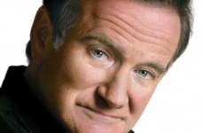 Watch this artist draw an amazing, photo-like portrait of Robin Williams