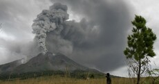 Indonesia volcano erupts again (PHOTOS)