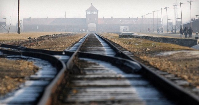 93-year-old former Auschwitz guard charged with 300,000 crimes