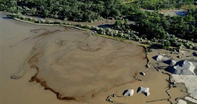 Crude oil spills into Yellowstone River after pipe rupture