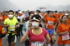 Beijing marathoners don face masks to battle smog