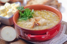 An easy, peasy onion soup recipe that will fit right in to your fitness plan