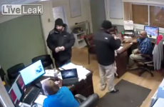 The internet defends pizza guy cheated out of a tip by rude customers