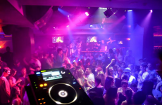 "Remarkably stupid" Irishman gets stuck in air vent sneaking into Australian nightclub