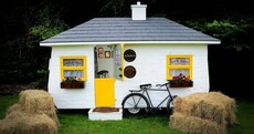 This caravan has been converted into an Irish pub. And it's awesome