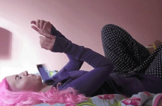 9 struggles of bringing your phone to bed