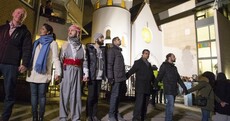 Muslims form 'human shield' around Oslo synagogue
