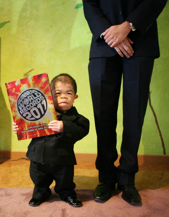 Маленьких лилипутиков. Джунри Балауинг. Самый низкий человек в мире рост рекорд Гиннесса. Самый маленький человек в мире рекорд Гиннесса.