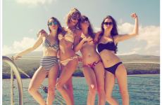 The excellent story of Taylor Swift, her belly button and the paparazzi