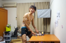 Man covers himself in Mentos mints, leaps into bath full of Coke