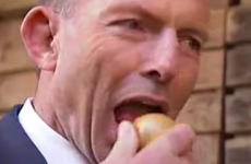 Australian Prime Minister chomps down on raw onion with the skin still on