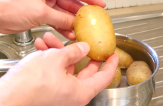 Here's how you peel potatoes with as little effort as possible