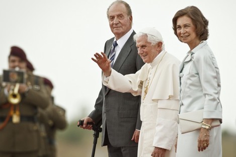 Pope Benedict XVI waves while accompanied by Spain's King Juan Carlos and Spain's Queen Sofia before leaving from Madrid's Barajas airport.