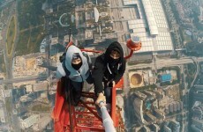 Crazy people climb to the top of the world's tallest construction site without safety ropes