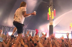 This singer just pulled off the most rockstar move ever, while crowdwalking