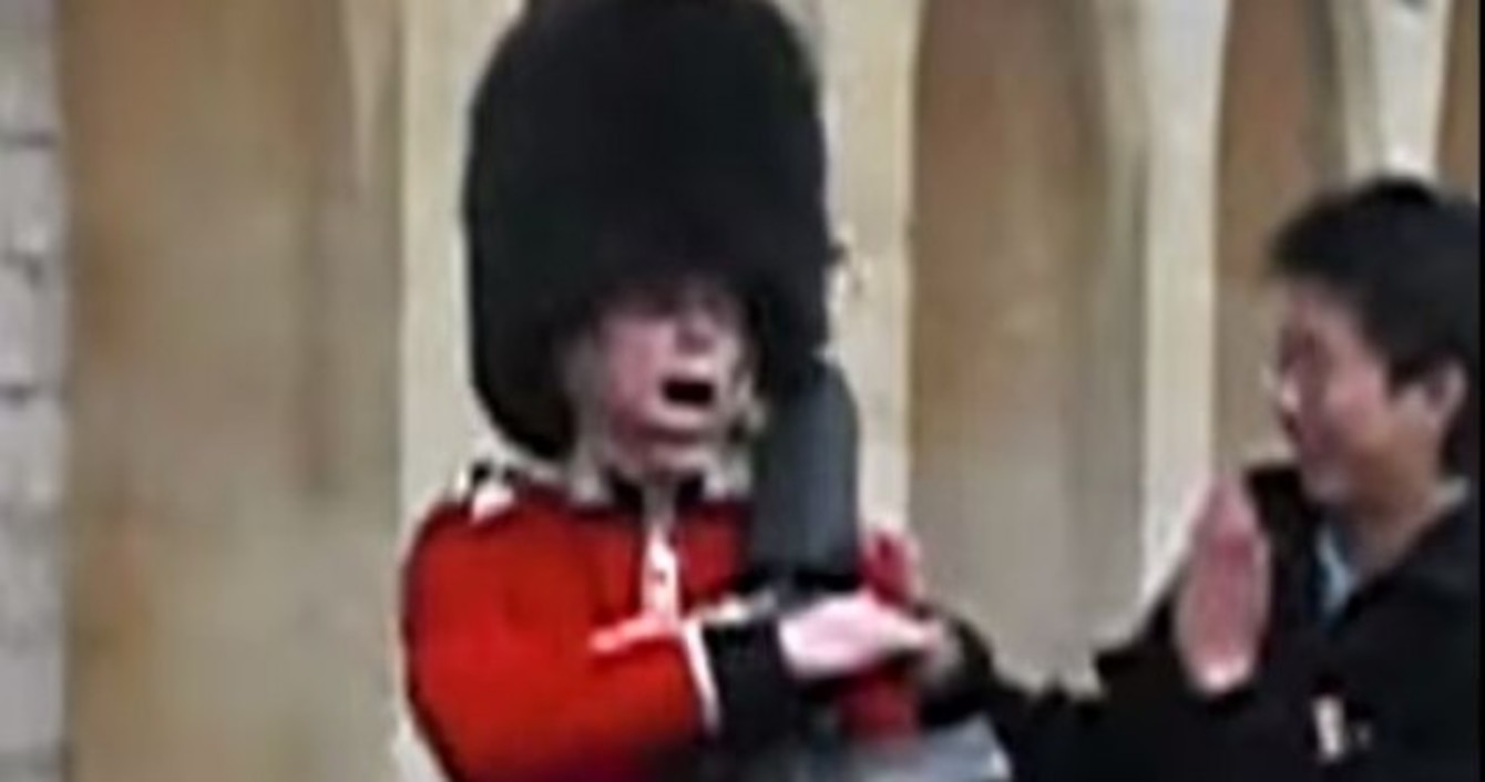 Annoying Tourist Demonstrates Exactly Why You Don T Mess With The Queen S Guard