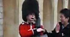 Annoying tourist demonstrates exactly why you don't mess with the Queen's Guard