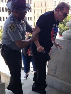 White supremacist gets sunstroke, helped to the shade by black policeman