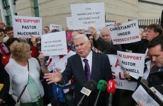 Over 1000 turn up at court to support pastor behind 'satanic Islam' comments