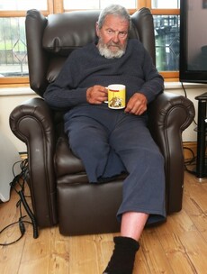 "It's just cruel" - 80-year-old man with one leg has been living on daughter's couch for last year