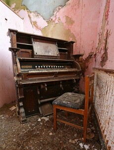 Extraordinary photos showcase Ireland's abandoned churches