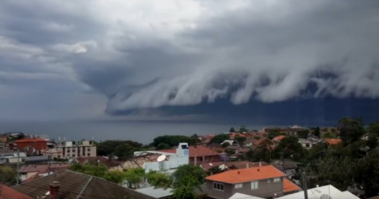 Watch: Ominous shelf cloud rolls in over Sydney beach · TheJournal.ie