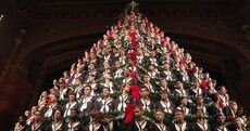 American school builds insane 67-foot Singing Christmas Tree made of 275 children
