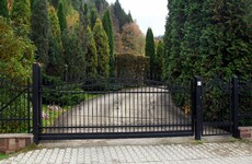 Boy awarded over €50,000 after getting head stuck in electric gates