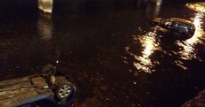 Two arrested after suspected burglars crash two cars into Liffey