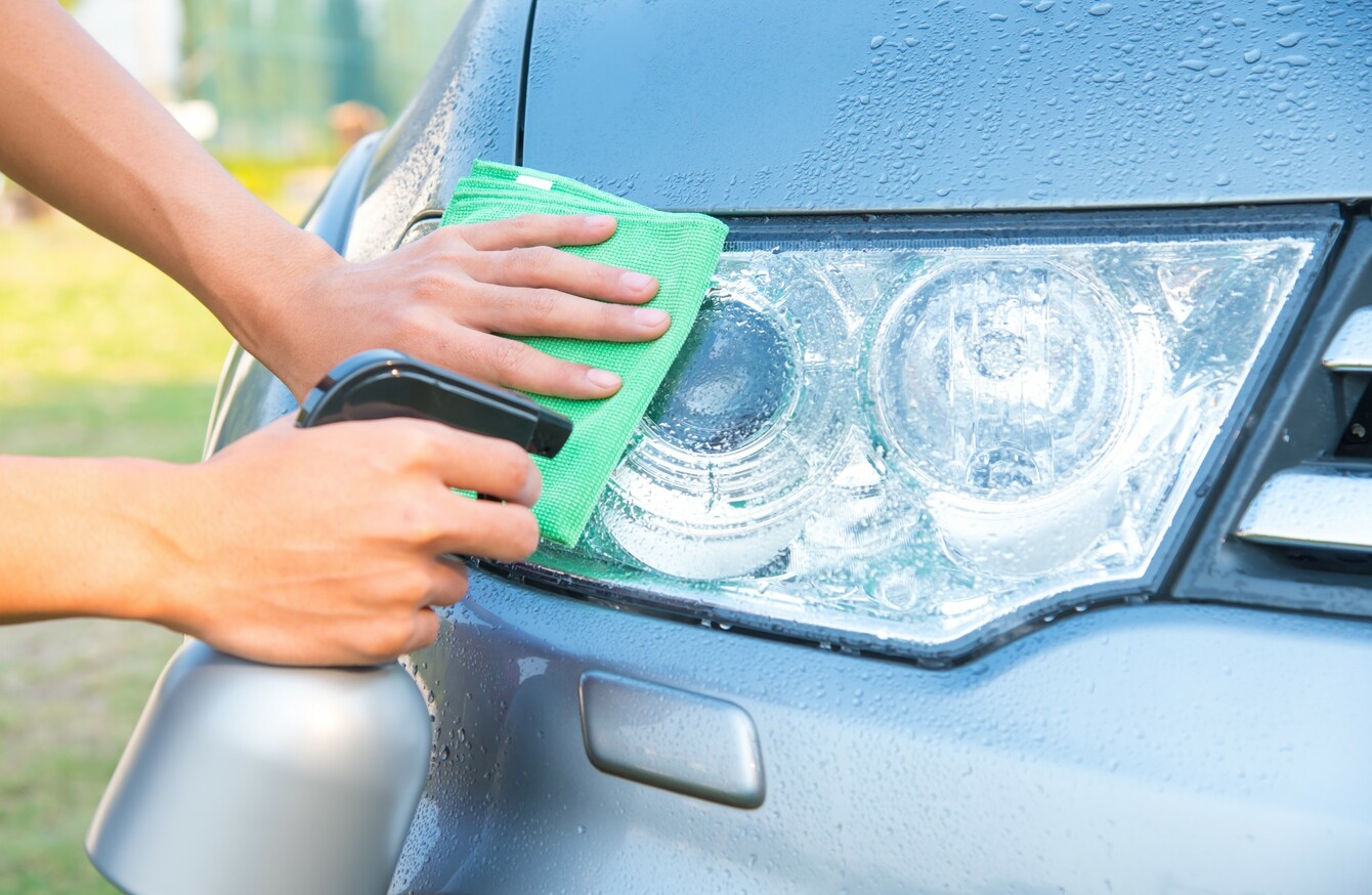 Clean car. Мойка фар авто. Протирает фары. Для мытья фар. Мойка фар на машине.