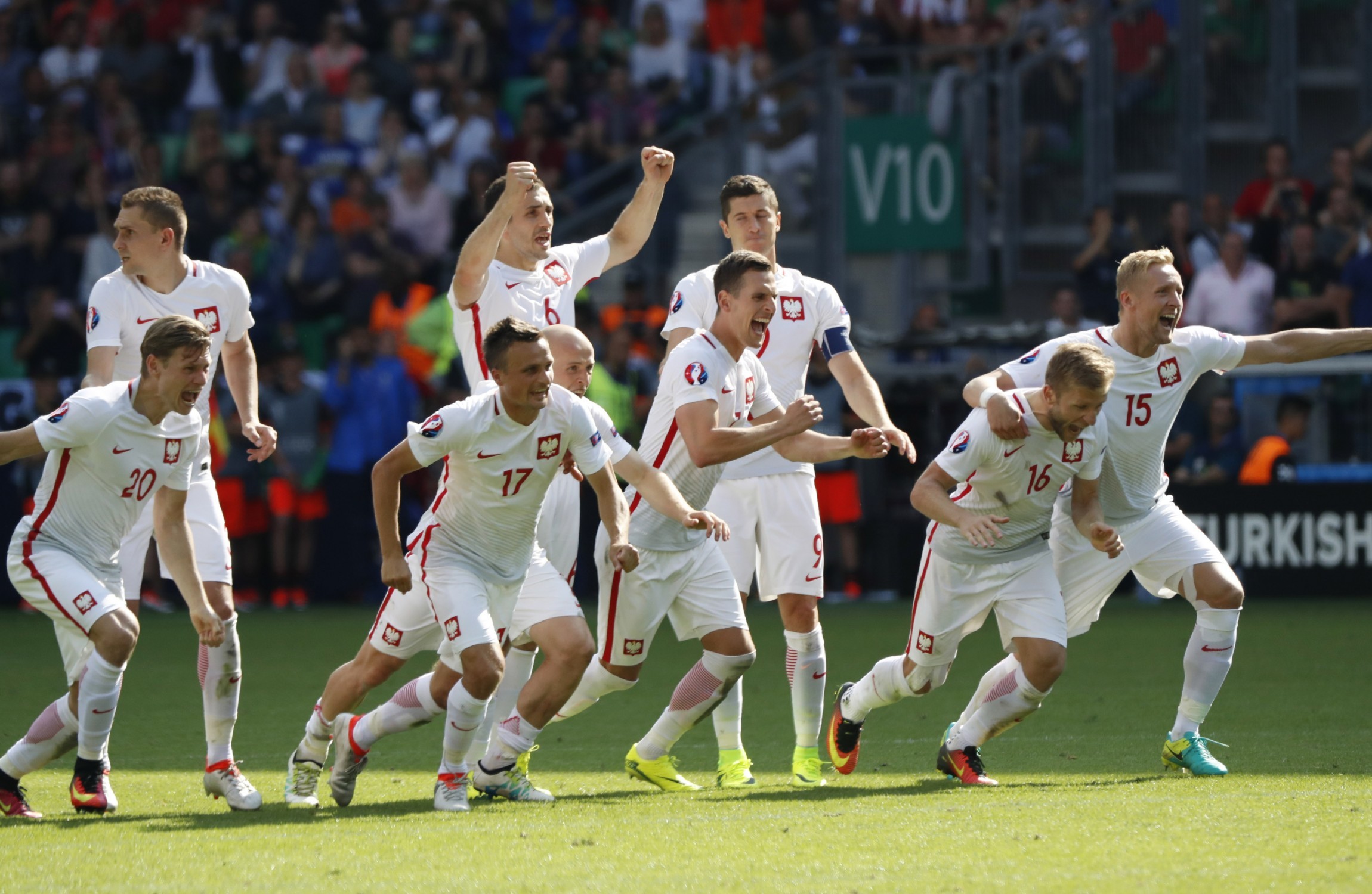 Poland The First Team Into Euro 2016 Quarter-finals After Dramatic ...