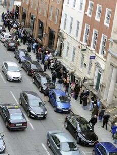 FactCheck: No, this photo does NOT show a mad rush for Irish passports in the UK