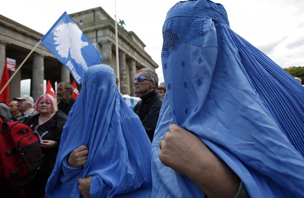 German interior minister says he's in favour of a partial burqa ban