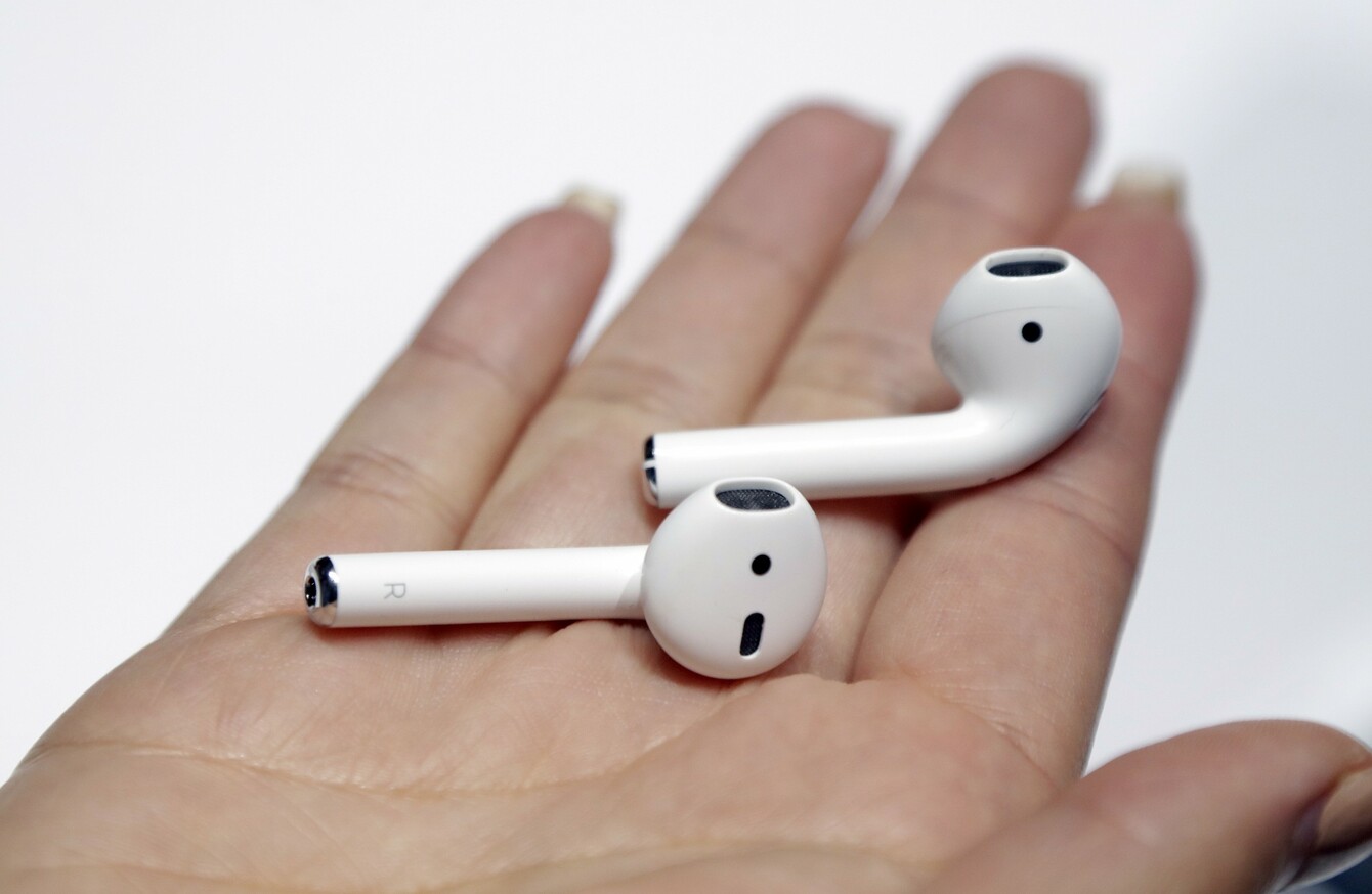 Айфон с наушниками airpods