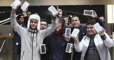 These cheering fans queued for days to get their hands on the new iPhone 7