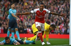 Walcott's double helps Arsenal to win a 5-goal thriller and draw level with Man City