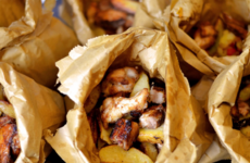 A food blogger made a spice bag using pork belly and chicken wings and it's pure notions
