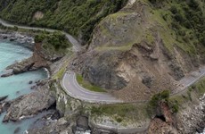 Up to 100,000 landslides in New Zealand as rescuers airlift stranded tourists
