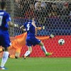 Vardy gives Leicester lifeline with late away goal in Sevilla defeat