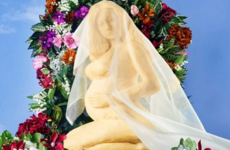 Someone recreated Beyoncé's pregnancy announcement with 45lbs of cheese... it's The Dredge