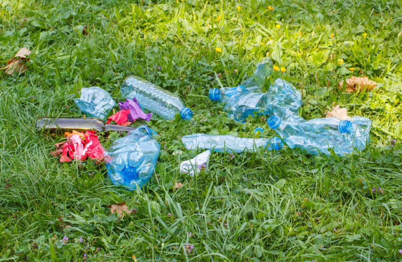 На траве пластиковый мусор