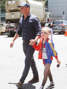 People are praising actor Liev Schreiber for letting his son dress as Harley Quinn at Comic Con