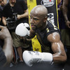 Floyd Mayweather takes jab at 'heavy' Conor McGregor