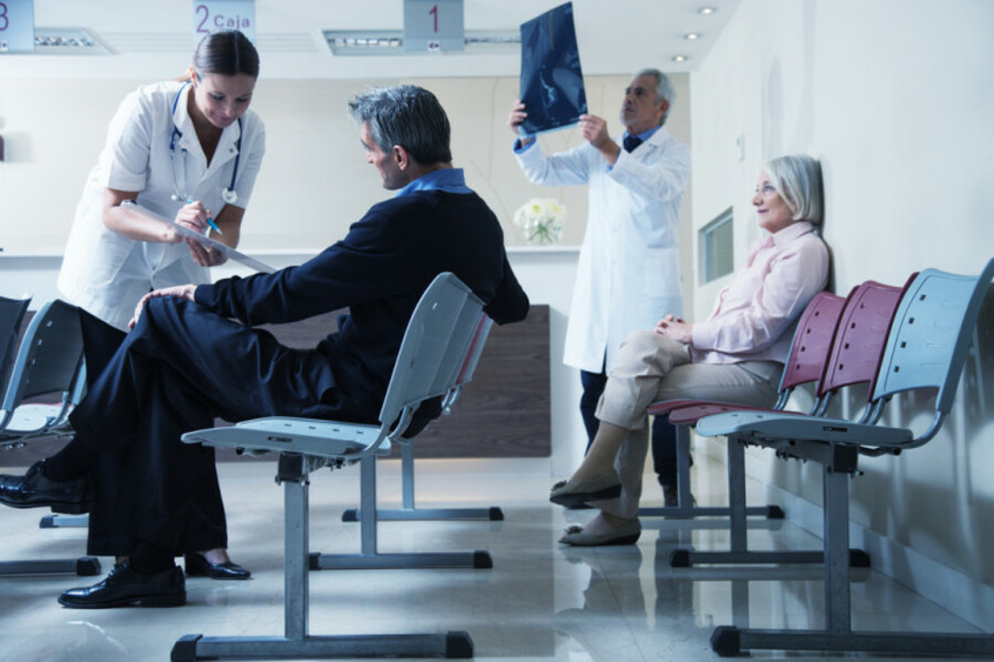 Пациенты в поликлинике. Пациенты в очереди. Wait patient. Больница интерьер с людьми. Doctor room with people.