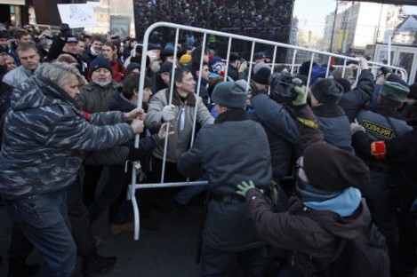 Opposition protesters clash with police in the centre of Moscow