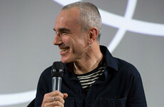 Daniel Day-Lewis was spotted using a flip phone on the subway and people on Twitter are way too excited about it