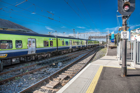 A DART picking up passengers at Bray Daly railway station.