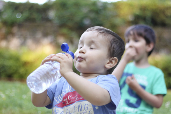 Младенцы пьют воду. Дети воды. Ребенок с бутылкой воды. Ребенок пьет воду. Питьевая вода для детей.