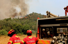 Firefighters and soldiers battle Algarve fires as temperatures hit 45 degrees